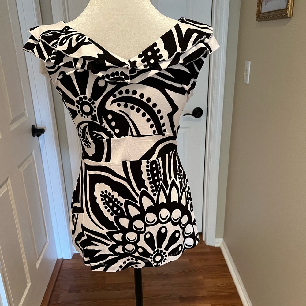White House Black Market black top